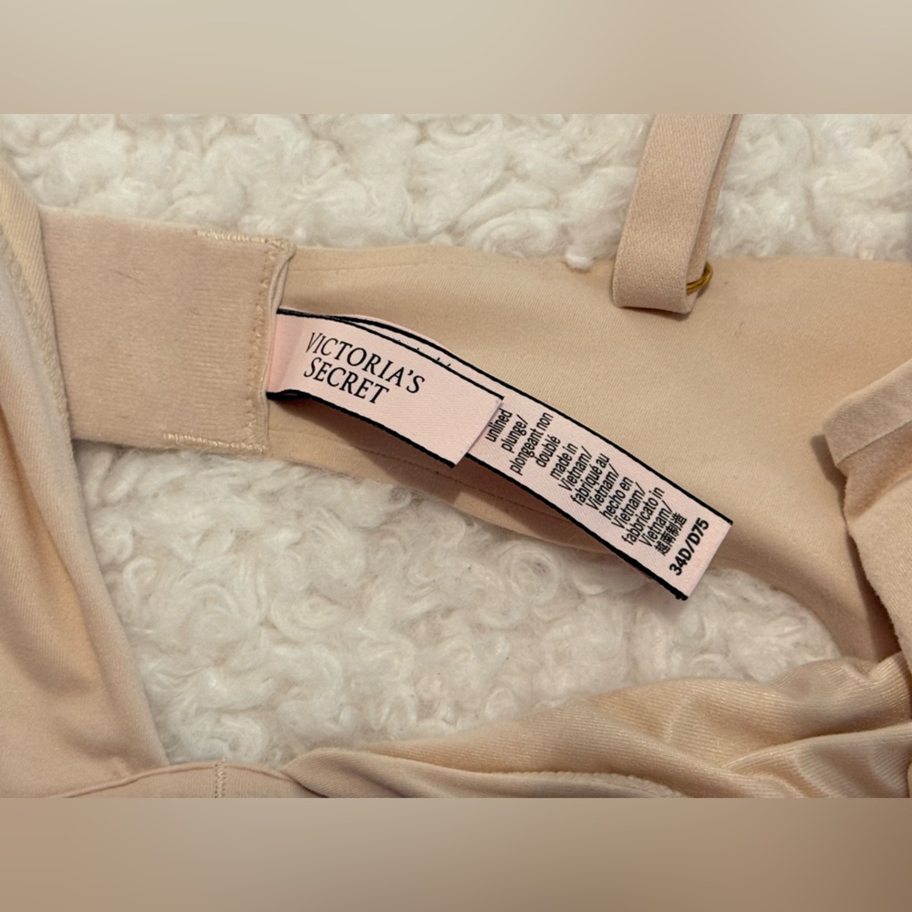 INCREDIBLE BY VICTORIA’S SECRET Unlined Plunge Bra - Picture 2 of 4